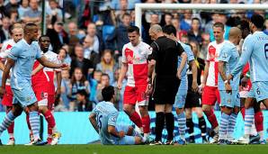 Beim letzten Saisonspiel der Saison 2011/12 attackierte Joey Barton im Trikot von QPR Carlos Tevez und Sergio Agüero, sah die Rote Karte und wurde für zwölf Spiele gesperrt.