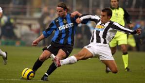 Andy Van der Meyde im November 2004: Fabio Cannavaro kommt zu spät.