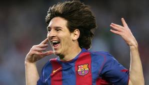 Flink wie ein kleiner Floh bewegte sich Messi nämlich schon immer auf dem Fußballplatz - damals noch mit brutaler Mähne auf dem Haupt.