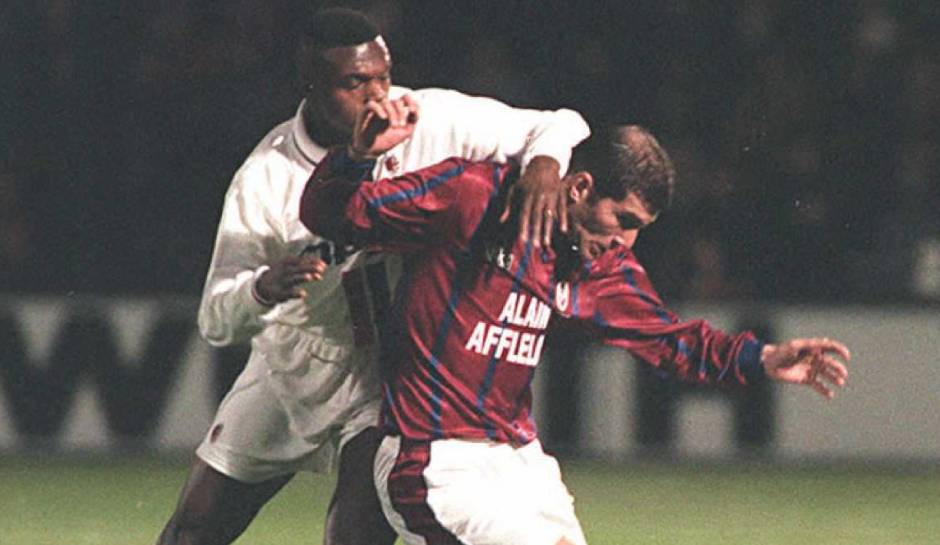 ZINEDINE ZIDANE zu den BLACKBURN ROVERS: Im Alter von 23 Jahren spielte Zizou noch bei Girondins Bordeaux. Sein Stern ging gerade erst auf. Der der Rovers strahlte hingegen bereits hell. Es war 1995, Blackburn war frischgebackener englischer Meister.