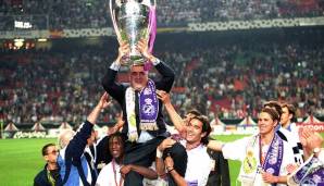 LUIS FIGO von Barcelona zu Real Madrid: Bei Real stehen im Juli 2000 die Präsidentschaftswahlen an. Weil Madrid zwei CL-Titel binnen drei Jahren geholt hat, gilt Amtsinhaber Lorenzo Sanz, der kürzlich am Coronaviurs verstarb, als klarer Favorit.