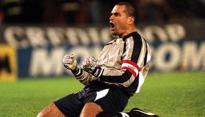 JOSE LUIS CHILAVERT: Nach einem Qualifikationsspiel für die WM 2002 zwischen Paraguay und Brasilien (0:2) will Roberto Carlos dem legendären Keeper die Hand geben – doch der spuckte ihm nur ins Gesicht.