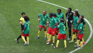 AUGUSTINE EJANGUE: Spuck-Attacken sind nicht nur Männer-Sache. Bei der Frauen-WM 2019 spuckte Kameruns Ejangue ihrer englischen Gegenspielern Toni Duggan auf den Arm. Eine Karte gab es dafür nicht.