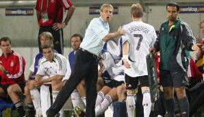 Und als das Tor im zweiten Gruppenspiel gegen Polen wie vernagelt scheint und Großchance um Großchance vergeben wird, sehen sich Kritiker der Anfangseuphorie bestätigt. Doch dann wechselt Bundestrainer Klinsmann zweimal.