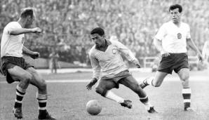 GARRINCHA (1933-1983, 1,69 m): Der Flügelspieler mit den krummen Beinen gilt als einer der besten Dribbler aller Zeiten. An der Seite von Pele gewann Garrincha (M.) zweimal den WM-Titel (1958, 1962).