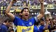 Innenverteidiger Jorge Bermudez bejubelt den Sieg der Boca Juniors im Weltpokal 2000 gegen Real Madrid - im Hintergrund wird auch die Copa-Libertadores-Trophäe präsentiert.