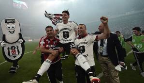 Nach ordentlichen Leistungen in Italien schießt Gomez Besiktas zur Meisterschaft in der Türkei und ist außerdem nochmal bei der EM und WM dabei. Später retten seine Tore Wolfsburg vor dem Abstieg, ehe er bei Jugendklub Stuttgart die Karriere beendet.