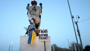 Auch die Statue von Leeds-Legende Billy Bremner wurde mit der Protest-Botschaft versehen.
