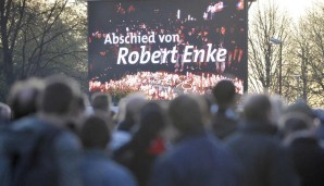 Van Gaal habe zudem ein Jahr lang nicht mit Enke gesprochen, wie es in der Biografie weiter heißt. Nach Leihen zu Fenerbahce und Teneriffa wechselte Enke 2004 nach Hannover. Während seiner Karriere litt er an Depressionen, 2009 nahm Enke sich das Leben.