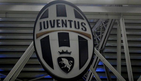 JUVENTUS TURIN: Bleiben wir zunächst in der Serie A und widmen uns einer der meistdiskutierten Logo-Veränderung der letzten Jahre. So sah das klassische Wappen von Juventus vor 2017 aus.