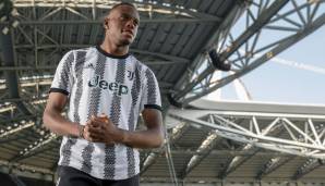 Juventus - Heimtrikot: Die Alte Dame bleibt ihrer Tradition treu, auch wenn die streifen dieses Mal eher grau als schwarz und nicht ganz klassische Streifen sind ...