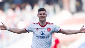 Tom Krauß soll laut Sport1 wohl zu Schalke 04 wechseln. Der Mittelfeldspieler von RB Leipzig ist derzeit an den FC Nürnberg ausgeliehen und hat bei seiner Rückkehr noch Vertrag bis 2025. Am wahrscheinlichsten wäre wohl eine weitere Leihe.
