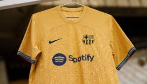 FC Barcelona - Auswärtstrikot: Und auch das zweite Trikot wurde vorgestellt. Der goldene Dress mit den farbigen Ringen an den Ärmeln ist die nächste Hommage an die Olympischen Spiele, die 1992 in Barcelona stattgefunden haben.