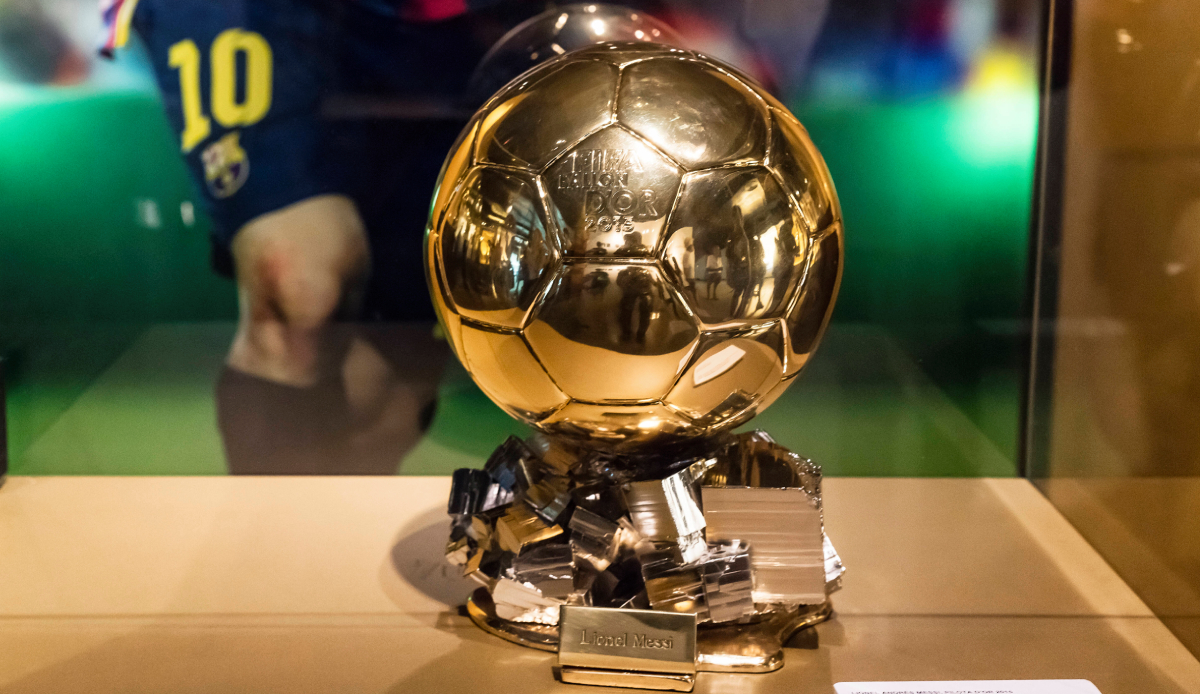 Die Nominierten für den Ballon d'Or 2022 stehen fest. France Football hat je zehn Kandidaten für die Kopa-Trophäe (U21-Spieler) und die Yachine-Trophäe (Torhüter) sowie 20 Spielerinnen und 30 Spieler für den klassischen goldenen Ball bekannt gegeben.