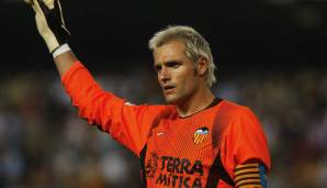 SANTIAGO CAÑIZARES: Der Keeper wäre bei der WM 2002 Spaniens Nummer 1 gewesen, doch unmittelbar vor dem Turnier fiel ihm im Bad eine Aftershave-Flasche auf den Fuß. Er erlitt eine Sehnenverletzung.