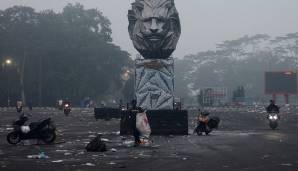 Das Gelände vor dem Kanjuruhan Stadion in Malang am Morgen nach den fürchterlichen Ausschreitungen.