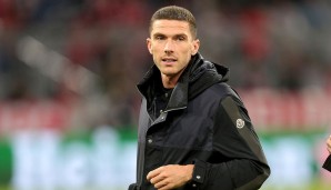 Außerdem sei ein Leihgeschäft schon ab Winter möglich. Verkompliziert wird das möglicherweise von der aktuellen Situation bei Inter Mailand. Denn Gosens gehört offiziell noch Atalanta Bergamo, ist selbst nur mit Kaufoption nach Mailand ausgeliehen.