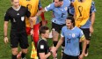 Nach dem WM-Aus gegen Ghana: Uruguays Stars gehen auf das Schiedsrichtergespann los.
