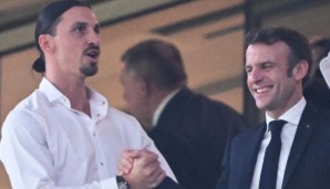 Zlatan Ibrahimovic (l.) traf am Rande des Endspiels der WM in Katar Frankreichs Staatspräsidenten Emmanuel Macron.