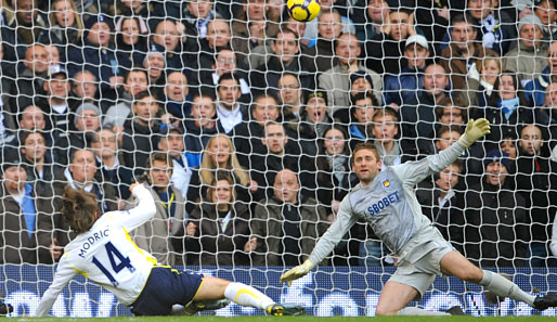 Luka Modric überwindet Robert Green in der 11. Minute zur Führung für Tottenham Hotspur