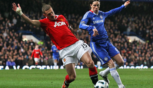 Fernando Torres (r.) blieb auch gegen Manchester United ohne Tor im Chelsea-Trikot