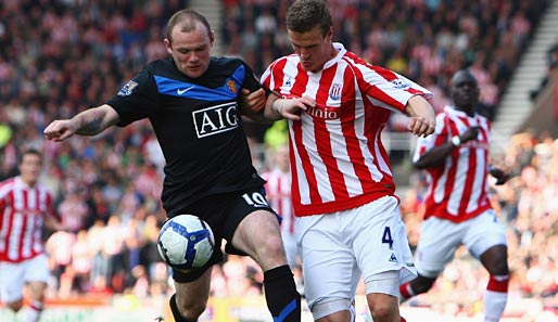 Behauptet sich in der Premier League gegen Topstars: Robert Huth (r.) gegen Wayne Rooney