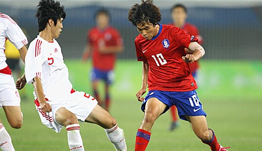 Der südkoreanische Nationalspieler Chu-Young Park (r.) wechselt vom AS Monaco zum FC Arsenal