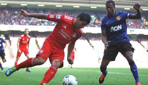 Liverpool Angreifer Luis Suarez (M.) soll Patrice Evra (r.) rassistisch beleidigt haben