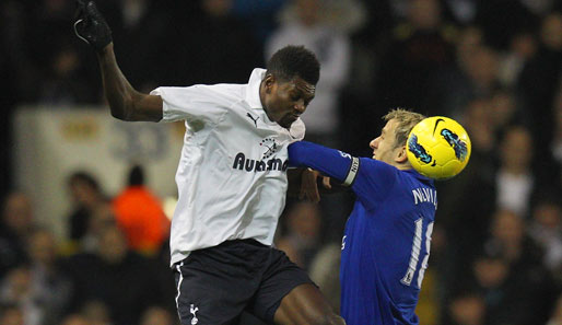 Emmanuel Adebayor (l.) gewinnt ein Kopfballduell gegen Phil Neville