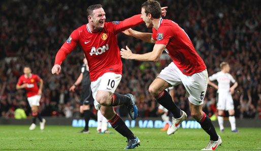 Wayne Rooney (l.) und Jonny Evans feiern kurz vor der Halbzeitpause den Treffer zum 1:0