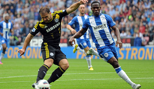 Branislav Ivanovic (l.) erzielt das 1:0 für Chelsea beim Sieg in Wigan