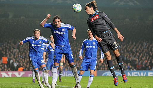Edinson Cavani (r.) scheiterte im CL-Achtelfinale 2012 mit Napoli am FC Chelsea