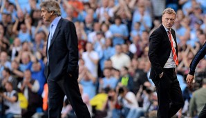 Derzeit hinken David Moyes (r.) und die Red Devils dem Rivalen aus Manchester City hinterher