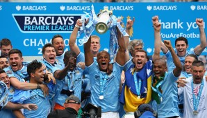 Manchester City ist zum 4. Mal englischer Meister: Kapitän Vincent Kompany stemmt den Pokal