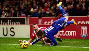 Ein kampfbetontes Spiel lieferten sich Stoke und Chelsea - hier: Eden Hazard (r.) und Phil Bardsley