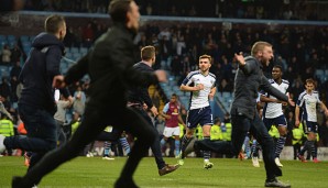 Die Fans hatten am Samstag während der Nachspielzeit im Villa Park das Feld gestürmt