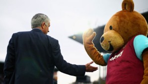 Jose Mourinho kann besser mit Maskottchen als mit Schiedsrichtern