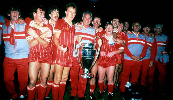Trainer Joe Fagan bejubelt mit seiner Mannschaft den Sieg gegen die AS Rom im Finale des Europapokals der Landesmeister 1984.
