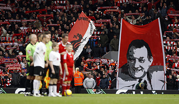Bob Paisley trainierte den FC Liverpool von 1974 bis 1983. Eine Fahne auf der Fantribüne Kop erinnert an ihn, eine andere trägt die Aufschrift "Spirit of Shankly".