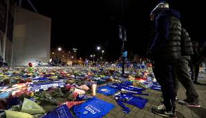 Direkt nach der Meldung des Absturzes in Folge des Premier-League-Spiels gegen West Ham United begannen Fans, Trikots und Schals am King Power Stadium niederzulegen.