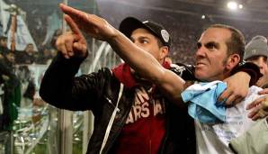 Abseits des Platzes outete sich Di Canio 2005 mit den Worten "Ich bin Faschist, kein Rassist" und huldigte in seiner Autobiographie dem "missverstandenen" Benito Mussolini. Den trägt er als Tattoo auch auf dem Rücken.