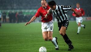 Jaap Stam im Zweikampf mit Filippo Inzaghi beim Champions-League-Halbfinale der Saison 1998/99 gegen Juventus Turin.
