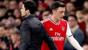 Nachdem Mesut Özil (r.) von Mikel Arteta aus dem Arsenal-Kader gestrichen wurde, hat sein Berater den Manager der Gunners scharf attackiert.