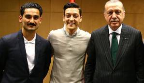 Wegen Erdogans autokratischem Regierungsstil löste das Foto in Deutschland teils große Entrüstung aus – Erdogan lobte Özil dagegen für dessen "patriotisches" Verhalten und verkündete: "Ich küsse seine Augen."