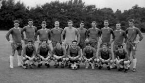 ALLAN YOUNG (stehend 2.v.l.): Der Verteidiger machte 1961 den Anfang. Ein Jahr zuvor wurde er erst aus der Jugend des FC Arsenal befördert. Nach seinem Debüt machte er nur noch drei Spiele, in denen die Gunners zehn Tore kassierten.