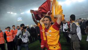 ABWEHR - SABRI SARIOGLU: Sabri kam aus der Galatasaray-Jugend zu den Profis und blieb dort mehr als 15 Jahre, ehe er seine Karriere in Izmir beendete. Machte fast 500 Spiele für Galatasaray und gewann mit Cim Bom 15 nationale Titel.