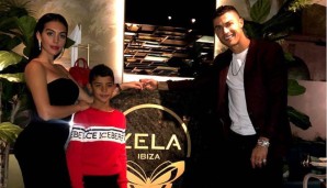RESTAURANTS: Ronaldo hat sich wie andere Stars (Pau Gasol, Rafael Nadal) an der Kette Tatel beteiligt, die auch in die USA expandiert ist. Außerdem ist er Mitbesitzer von zwei Zela-Restaurants in London und Ibiza (japanische und mediterrane Küche).
