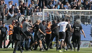 Die Fans des SC Bastia stürmten den Platz
