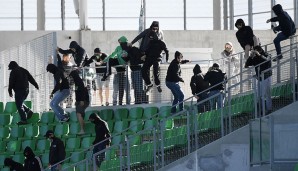 Kurz nach dem Anpfiff bahnten sich jedoch zahlreiche Ultras ihren Weg an den Sicherheitskräften vorbei in das Stadion