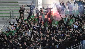 Nach einer 15-minütigen Unterbrechung konnte die Partie wieder angepfiffen werden, da die Eindringlinge das Stadion wieder verlassen hatten